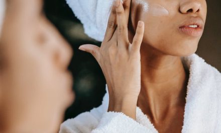 Le soin visage nettoyage profond : une étape essentielle pour un teint radieux