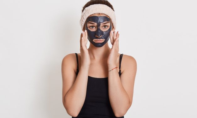 Que doit-on mettre sur le visage après un masque au charbon ?